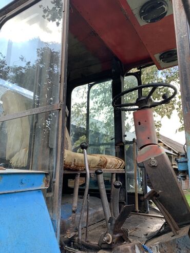 Kənd təssərüfatı avadanlığı: Mavi rəngli kabinalı təkərli traktor Xüsusiyyətlər: - Kabin: geniş