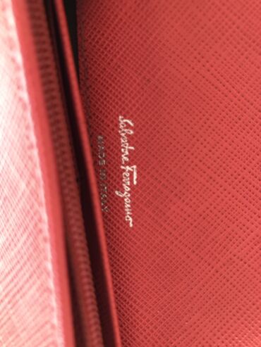 сумка кожаная б: Salvatore Ferragamo Кожаный кошелеклососевый цвет,в идеальном