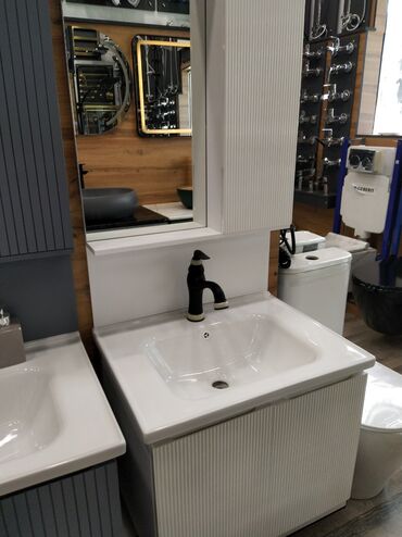 Haima: Ağ rəngli hamam mebeli dəsti, tək lavabo və güzgülü asma şkafla təchiz