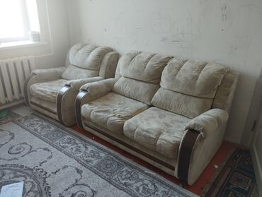 2 х местный раскладной диван: Прямой диван, цвет - Бежевый, Б/у