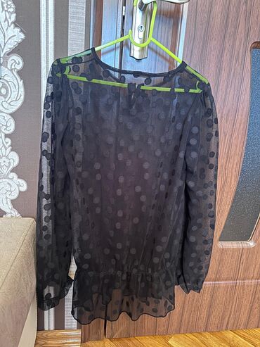 Рубашки и блузы: S (EU 36), M (EU 38), цвет - Черный