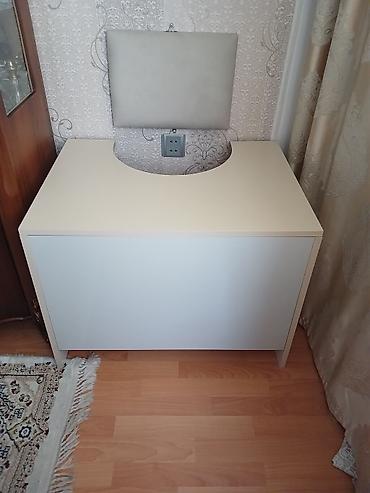 Stenkalar: Ağ rəngli vanna otağı üçün asma tumba - Minimalist dizayn, düz xətli — 1