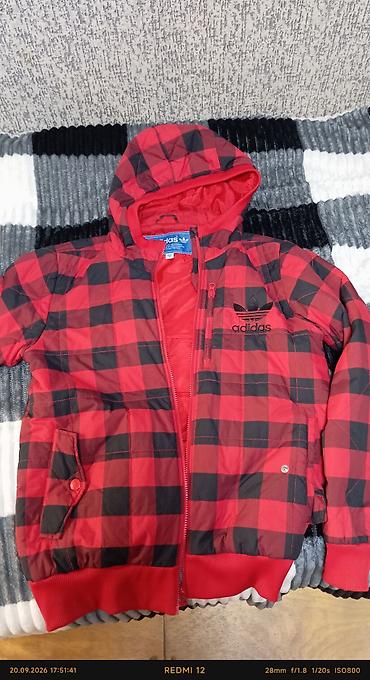adidas kurtka: Adidas Originals kapüşonlu qış gödəkçə - Rəng və naxış: qırmızı–qara — 1