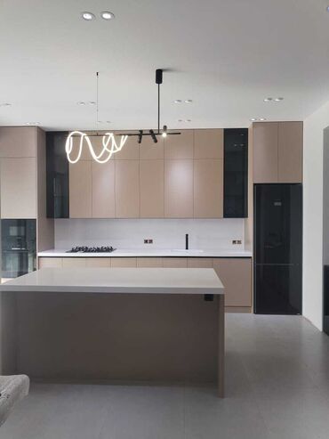 Mətbəx mebeli: Ağ rəngli, müasir dizaynlı mətbəx mebeli dəsti. Dolablar quraşdırılıb — 3