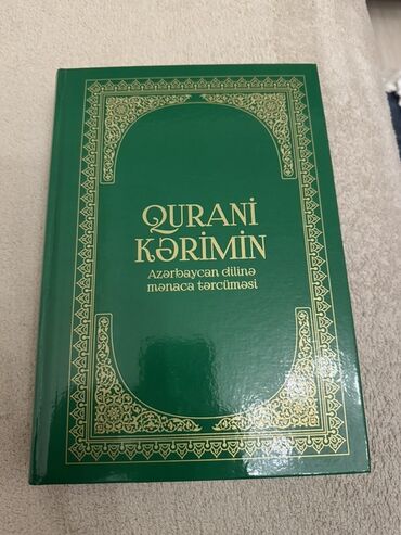 Yaşıl rəngli sərt üzlüklü Qurani Kərim kitabı. Qızılı naxışlarla