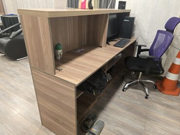 стол для ресепшн: Bu, ofis və ya qəbul otaqları üçün uyğun olan, funksional dizaynlı