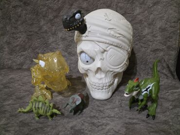 Oyuncaqlar: Uşaq oyuncaqları paketi – müxtəlif fiqurlar və aksesuarlar Tərkib: - — 3