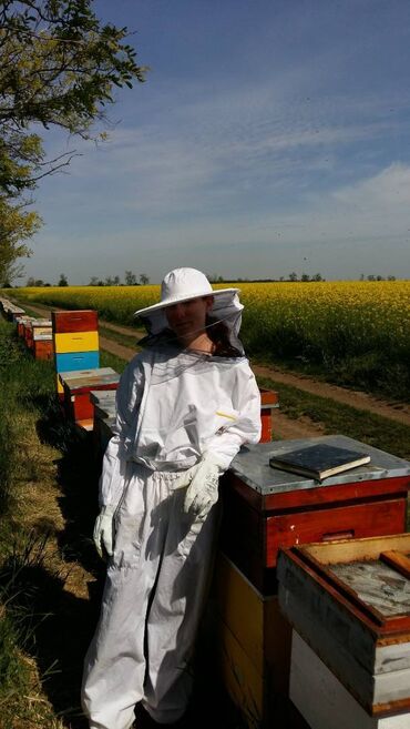 police za cveće: Prodajem med od Uljane Repice vrcan 2024. gidine. Med je odličnoga