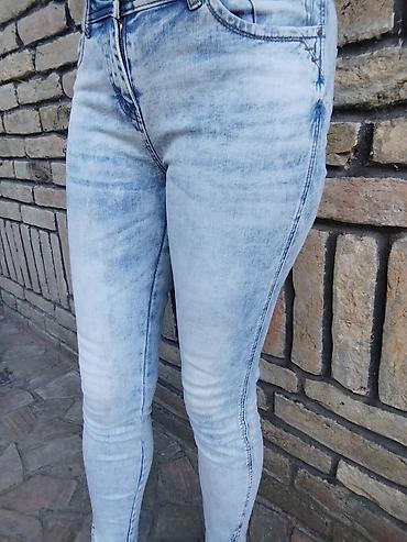 kaftan: Amisu ženske farmerke, svetlo ispran denim (acid wash), uski — 1