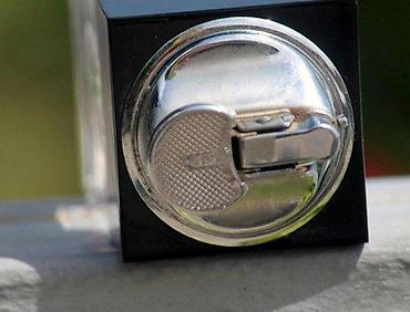 Ostali kućni aparati: Vintage Stoni upaljač 70-te. Masivan, stoni upaljač sa motivima na lalafo.rs — 6 Ostali kućni aparati: Vintage Stoni upaljač 70-te. Masivan, stoni upaljač sa motivima — 6