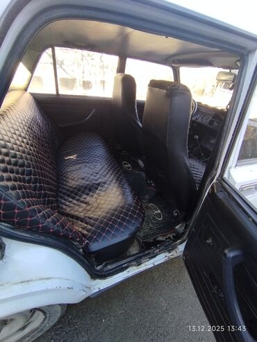 VAZ (LADA): VAZ 2107, ağ rəngli sedan Texniki xüsusiyyətlər: - Ban növü: 4 qapılı — 8