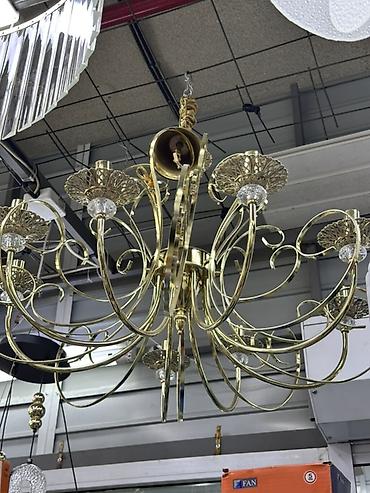 польские люстры: Классическая подвесная люстра из полированного металла под золото. - — 1