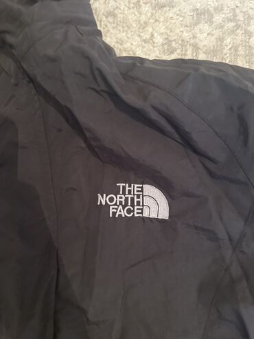шапочки с надписями: Эркектердин курткасы, XL (EU 42), The North Face, Колдонулган, түсү - Кара