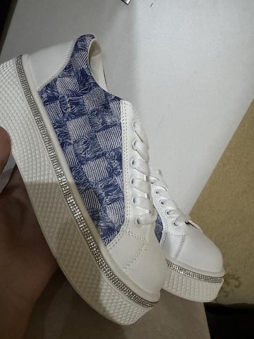 vans кеды женские: Ağ rəngli qadın krossovkaları - Dizayn: Ağ üst hissə, yanlarda mavi — 3
