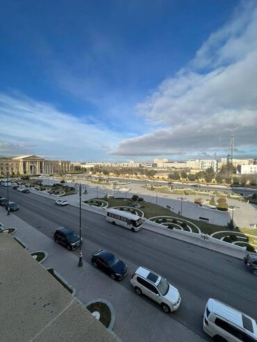 Uzunmüddətli kirayə mənzillər: Şəhərin prestij yerində yerləşir. Koroğlu Rəhimiv küçəsi ilə qalxanda — 7