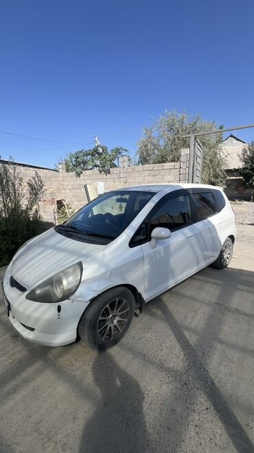 купить маленькую машину недорого: Срочно продается Honda Fit 5‑дверный хэтчбек, белый цвет. Мотор не