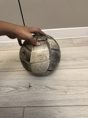 бутсы залник: Футбольный мяч Adidas, размер 4. Подходит для игр и тренировок на