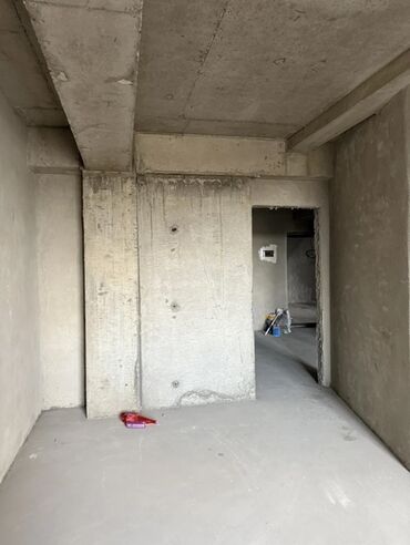 срочно продаётся 1 комнатная квартира в районе ошского рынка по улице молодая гвардия: 1 бөлмө, 52 кв. м, Элитка, 6 кабат, ПСО (өзү оңдоп түзөтүп бүтүү үчүн)