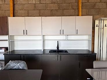silver kitchen: Кухонный гарнитур с мойкой и смесителем - Прямолинейная компоновка — 1