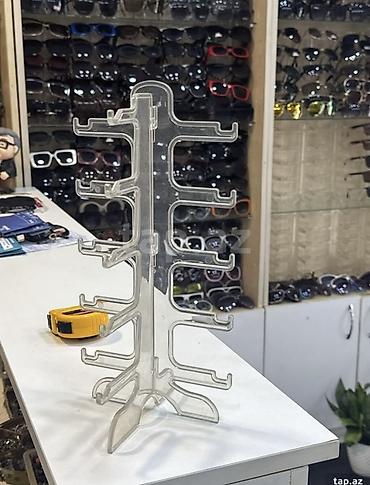optika vitrini: Məhsul: Eynək sərgiləmə stendi Təsvir: - Material: şəffaf, möhkəm — 6