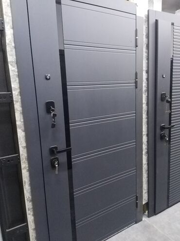 Tavan: Müasir üslubda hazırlanmış bu metal qapı, müxtəlif interyerlərə uyğun
