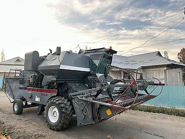 Зерноуборочные комбайны: Зерноуборочный комбайн Ростсельмаш. - Полноразмерная жатка с — 15