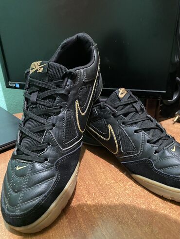 спортивный: Продаю футбольные футзалки NIKE GATO в расцветки BLACK размер 42,5