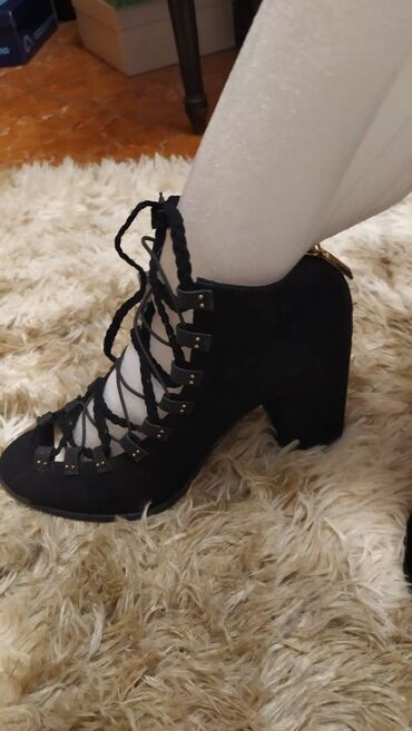 Γυναικεία είδη Υπόδησης: Παπούτσια.
Καινούργια, αφόρετα.
Πολύ άνετα, μέγεθος 38 — 8