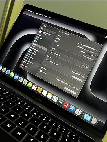 Apple MacBook: Təcili satılır. Touchpad’ın qırağında rəng solub bir az başqa heç bir — 3