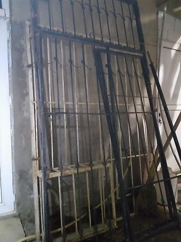 giris qapi: Dəmir reşotkalı iki kapılı ikisi də açılıb örtülür köç ilə bağlı — 1