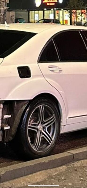 разбитые машины: Белый седан Mercedes-Benz S-Class (W221) куплю диску одну