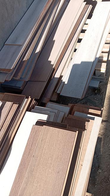 Laminat döşəmə taxtaları Təzədir yeni. Sadəcə rənglərdən az az qaldığı