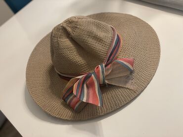 kapa i rukavice: Pleten šešir sa mašnom