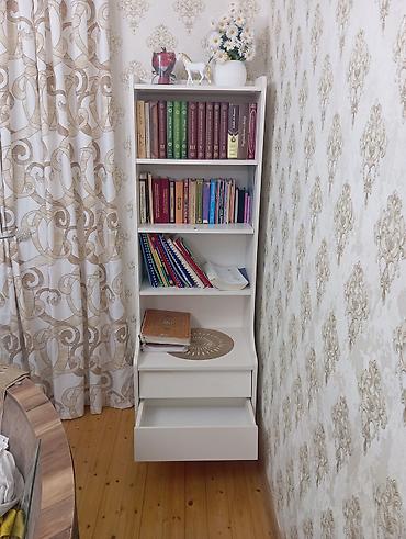 dekor gul: Ağ rəngdə çoxfunksiyalı kitab rəfi - Material: laminat/MDFlam tipli — 1