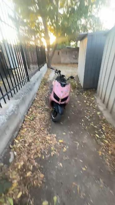 cf moto 300sr: Скутер/мопед городского типа, розово‑синего цвета. Особенности: - — 1