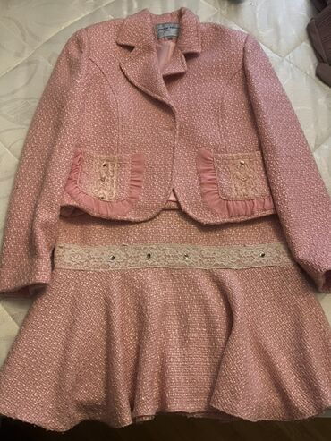 женские велюровые спортивные костюмы: Qızılı-naxışlı çəhrayı dəst – jaket və ətək
Razmer 42