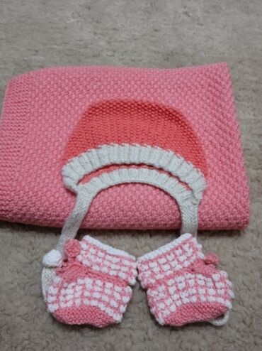 детские вещи для новорожденных: Набор для новорожденного (пинетки,шапочка и плед).Набор связан вручную