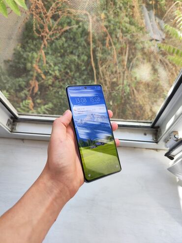 ноутбук планшет 2 в 1: Смартфон с AMOLED‑дисплеем и круглым вырезом под фронтальную камеру по