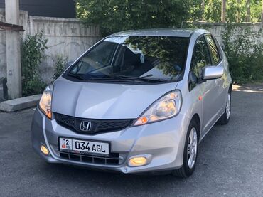 субару рейлинги: Хэтчбек Honda Fit серебристого цвета. Компактный и экономичный