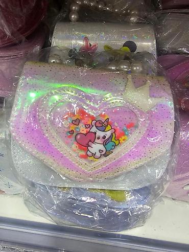 Rančevi, torbe i koferi: Torbice 1500

00din — 5