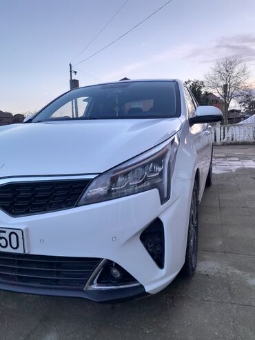 Kia: Kia Cerato (yeni loqolu), ağ rəng, sedan. Xüsusiyyətlər: - Güclü və — 3