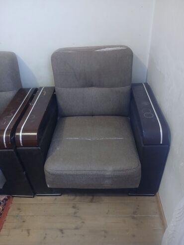 Divan və kreslo dəstləri: Divan bir ədəd kreslo iki ədəd işlənmiş uzlərində biraz yırtıglar var -da lalafo.az — 8 Divan və kreslo dəstləri: Divan bir ədəd kreslo iki ədəd işlənmiş uzlərində biraz yırtıglar var — 8