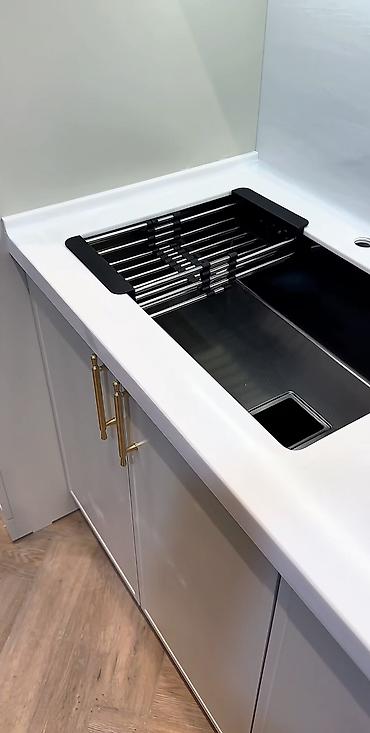 silver kitchen: Кухонный гарнитур с встройкой и столешницей из искусственного камня — 2