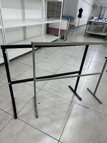 Торговое оборудование: Металлическая напольная вешалка для одежды (торговая штанга) - — 1