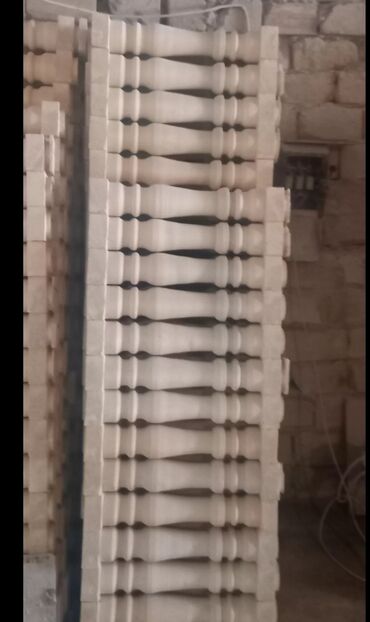 Pilləkən məhəccərləri: Ağ rəngli, müxtəlif formalı və ölçülü dəmir-beton sütunlar. Bu — 43