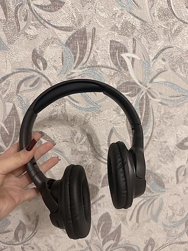 Qulaqcıqlar: JBL simsiz qulaqcıq – over‑ear dizayn, qara rəng. Xüsusiyyətlər: - — 4
