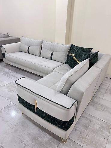 Divanlar: Ağ rəngli künc divan, qara haşiyəli və qızılı elementlərlə tamamlanan — 1