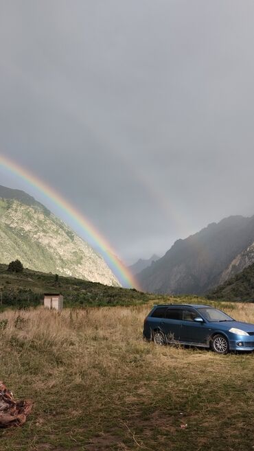машина за 5000 долларов: Универсал Nissan Wingroad в синем цвете, оснащенный колесными дисками