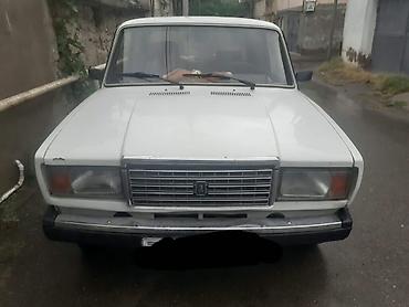 vaz oturacagi: VAZ 2107 sedan - Kuzov: 4 qapılı, ağ rəng, klassik kvadrat dizayn - — 1