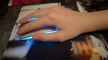 Mauslar: RGB işıqlı simsiz optik mouse 1 aydan çox zaryatka saxlayır. Səssiz — 3